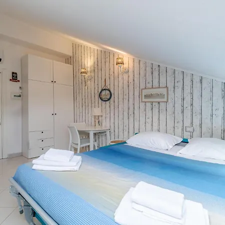 Gorgeous In With Kitchen Appartamento
